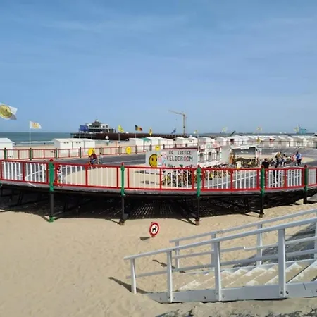 Zeedijk With Ocean View 아파트